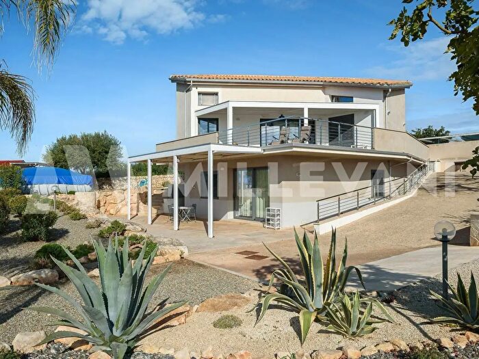 Casa con 11 locali in vendita in Via Smeriglio, Scicli