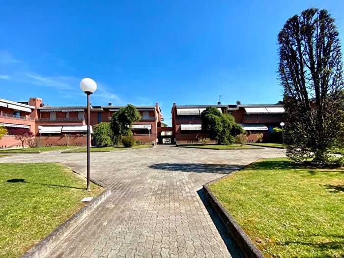 Appartamento con 6 locali in vendita in Viale Europa, Grinzane Cavour