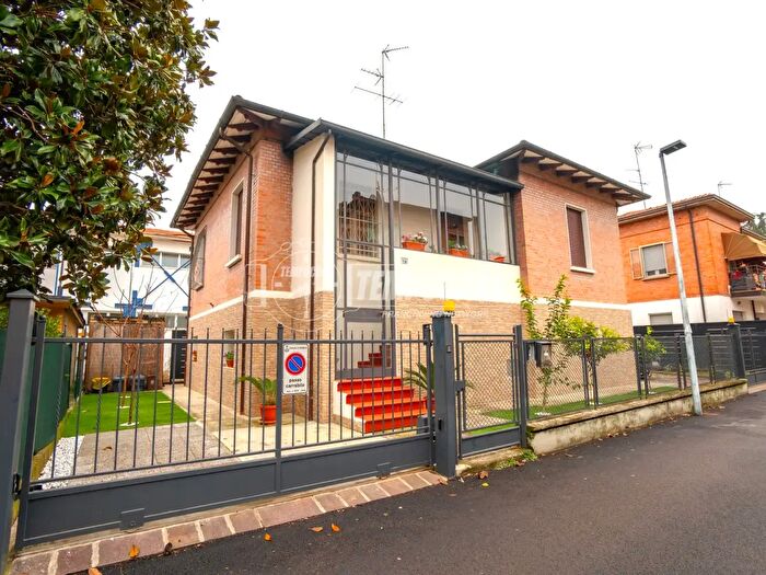 Casa quadrilocale in vendita in Via Piero Mascagni, Vignola