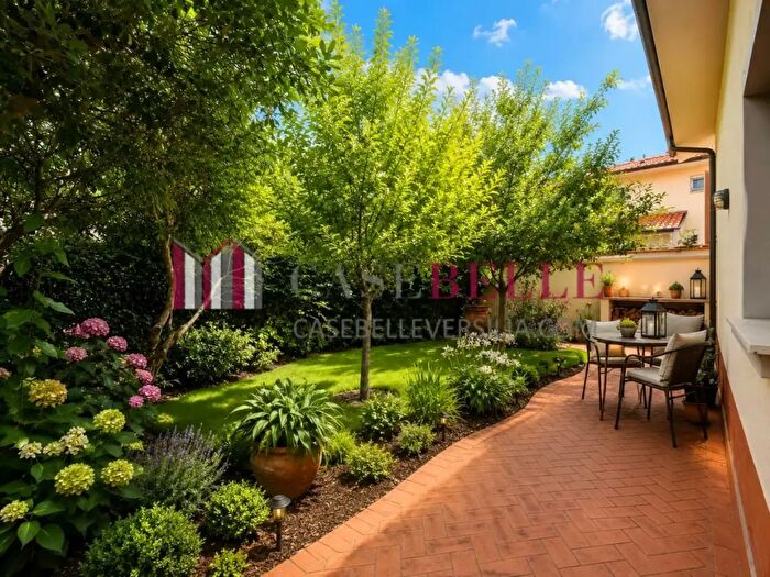 Casa con 7 locali in vendita in Camaiore