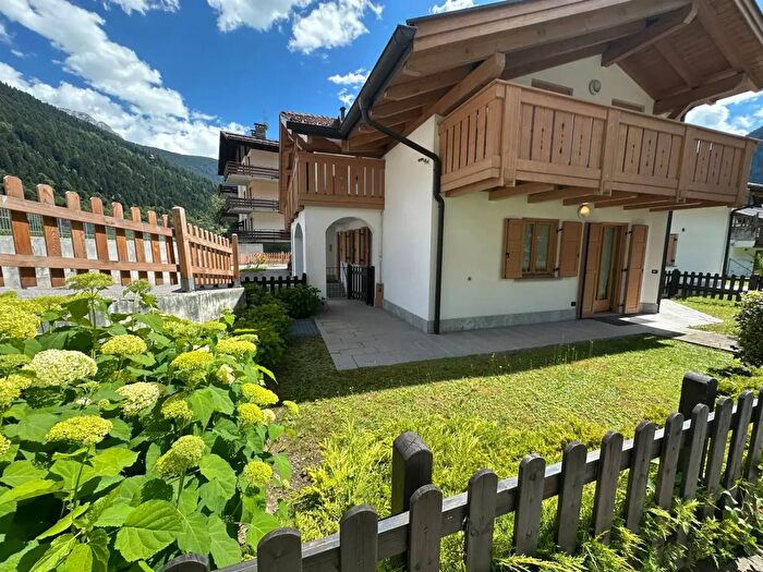 Appartamento trilocale in vendita in Via Presanella, Carisolo