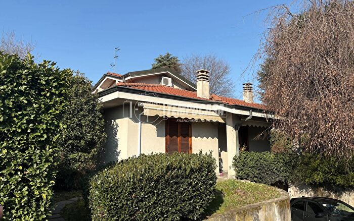 Casa quadrilocale in vendita in Cermenate