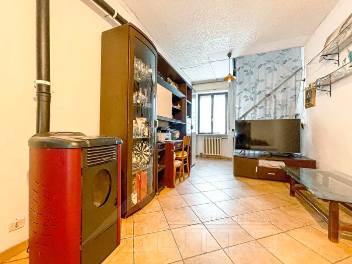 Casa con 8 locali in vendita in Via del Ponte, Momo