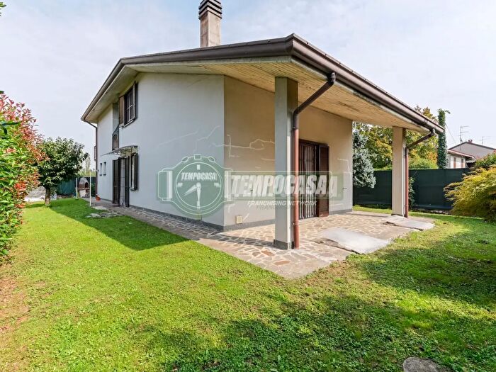 Casa quadrilocale in vendita in Via Carlo Cattaneo, Bernareggio