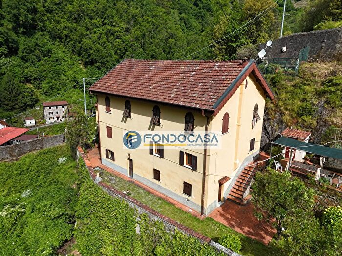 Casa con 7 locali in vendita in Via Commercio, Massa