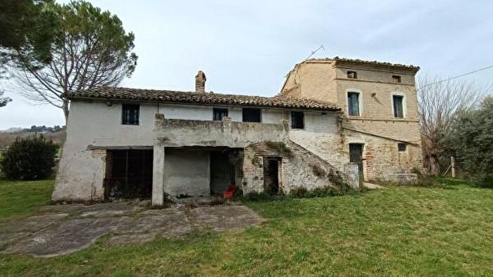 Casa con 6 locali in vendita in Strada Provinciale Girola, Fermo