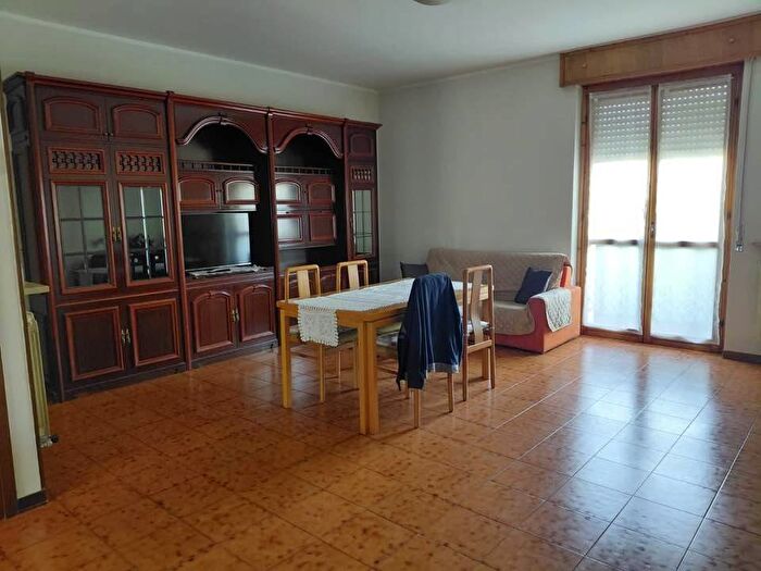 Appartamento trilocale in affitto in Via dei Fiori, Centro, Castelverde