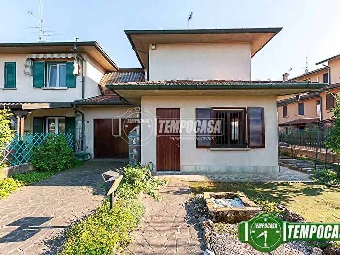 Casa quadrilocale in vendita in Via F Lli Rosselli, Pandino