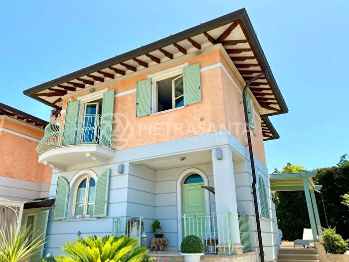 Casa con 8 locali in vendita in Pietrasanta