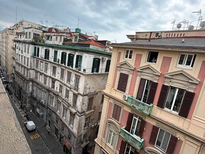 Appartamento trilocale in affitto in Via Chiatamone, Santa Lucia, Napoli