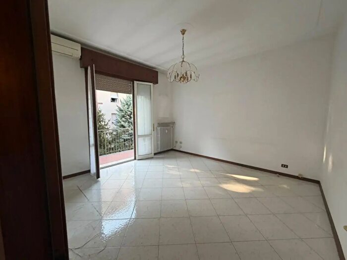 Appartamento trilocale in vendita in Via Jacopo Zanguidi, Parma