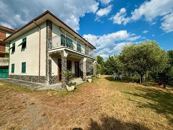 Casa con 9 locali in vendita in Via Nino Bixio, Carro
