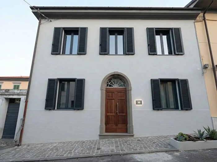 Casa con 12 locali in vendita in Collesalvetti
