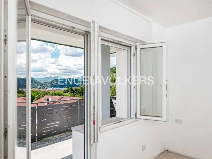 Appartamento con 5 locali in vendita in Via Francesco Capiaghi, Como