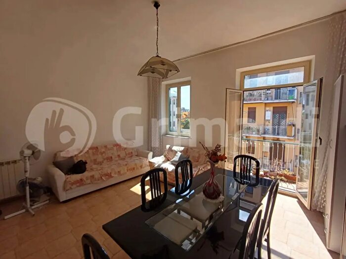 Appartamento trilocale in vendita in Via Ferentino, Roma