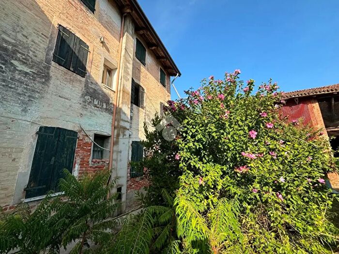 Casa con 9 locali in vendita in Via Tolomei, Loreggia