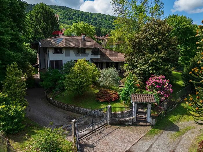 Casa con 7 locali in vendita in Via Giuseppe Garibaldi, Orino