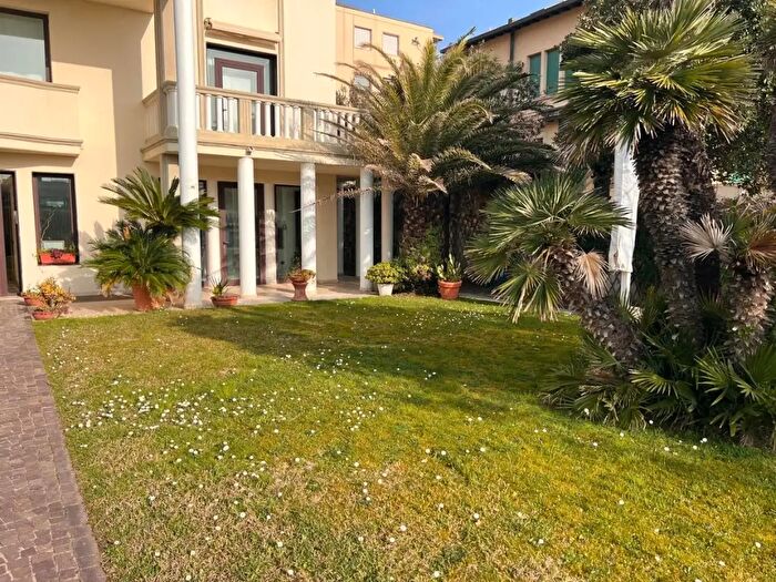 Appartamento quadrilocale in vendita in Viareggio