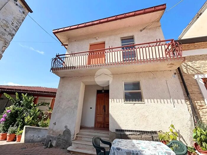 Casa quadrilocale in vendita in Largo Merli, Arielli