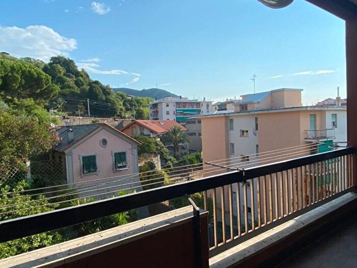 Appartamento con 6 locali in affitto in Via Giugno, Sestri Ponente, Genova