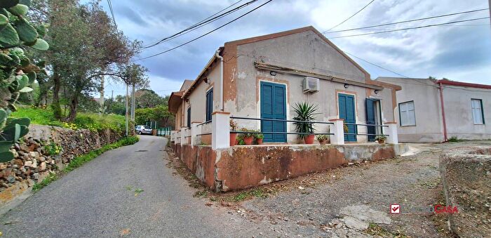 Casa con 5 locali in vendita in Pianotorre, Messina