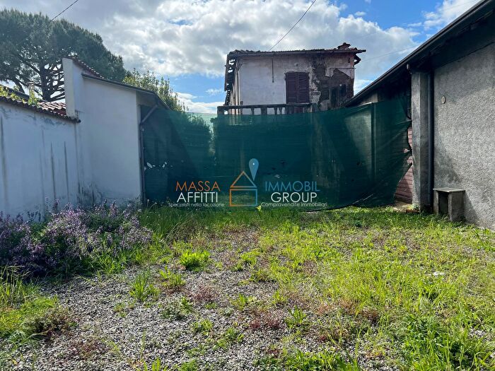 Casa con 6 locali in vendita in Via Rinchiostra, Massa