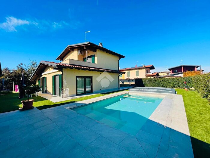 Casa con 5 locali in vendita in Via Statuti di Biandrate, Biandrate