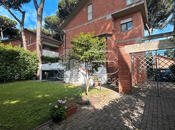 Casa con 7 locali in vendita in Pietrasanta