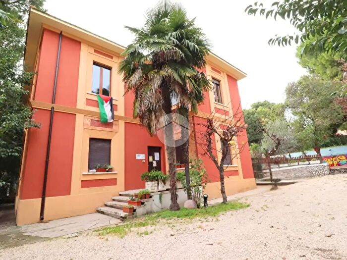 Casa con 10 locali in vendita in Via del Santuario, Pescara