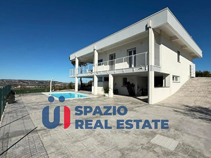 Casa con 6 locali in vendita in Strada Comunale per Cappelle I Tratto, Montesilvano