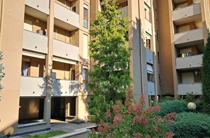 Appartamento trilocale in vendita in Via Flora, Legnano