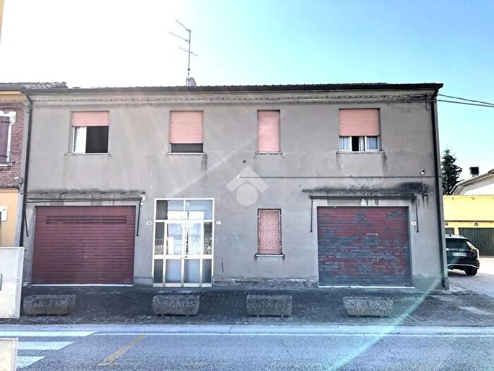 Casa con 6 locali in vendita in Via Sant'Anna, Masi Torello