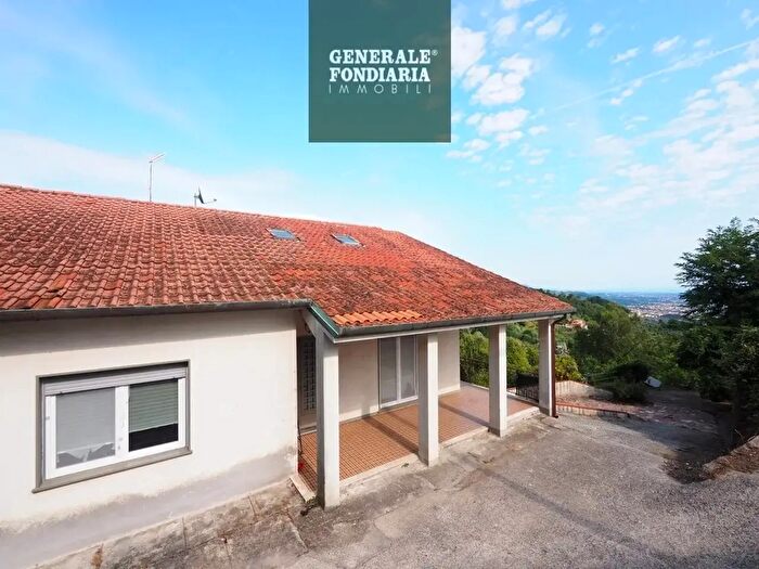 Casa con 5 locali in vendita in Bolano