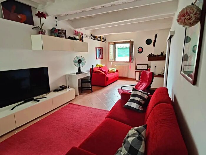 Casa con 6 locali in vendita in Cascina