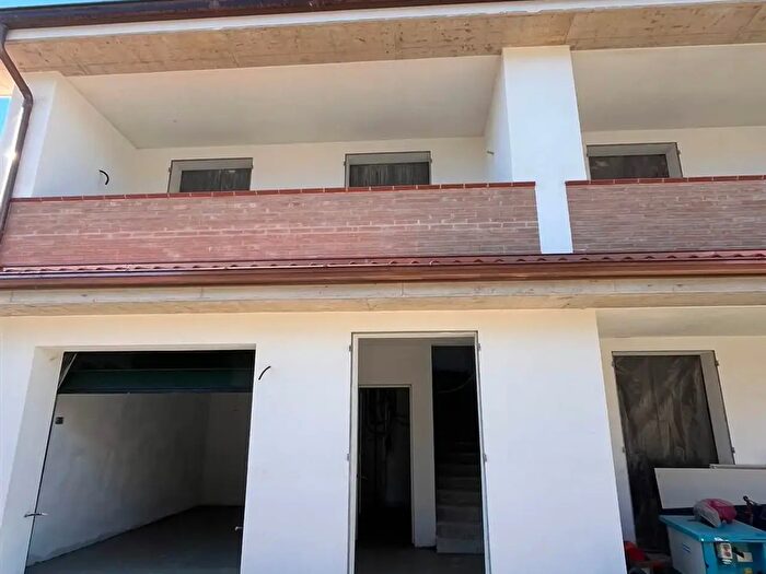 Casa con 7 locali in vendita in Luzzara