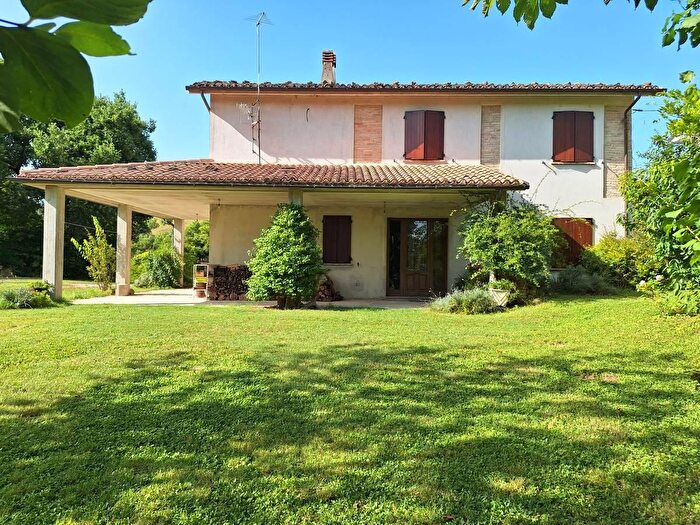 Casa con 8 locali in vendita in San Severino Marche