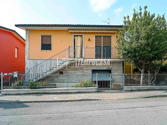 Appartamento trilocale in vendita in Via Castagnino Secco, Castelverde