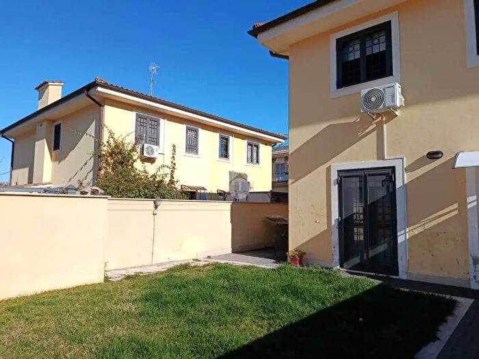 Appartamento trilocale in affitto in Via Francesco Zelada, Roma