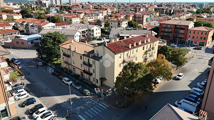 Appartamento quadrilocale in vendita in Via Villa Cozza, Verona