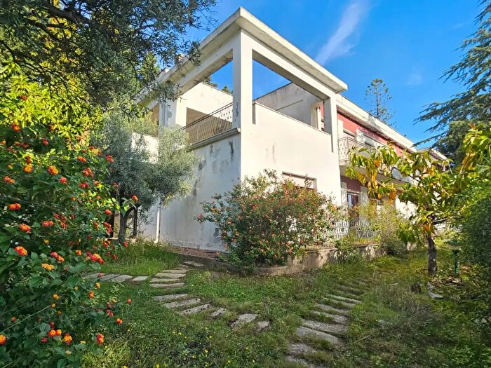 Casa con 5 locali in vendita in Staletti