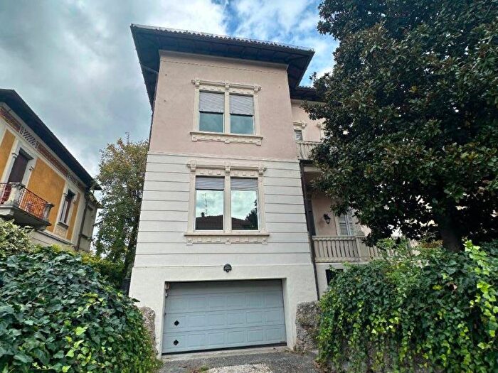 Casa con 6 locali in affitto in Via Nazario Sauro, Casbeno, Varese