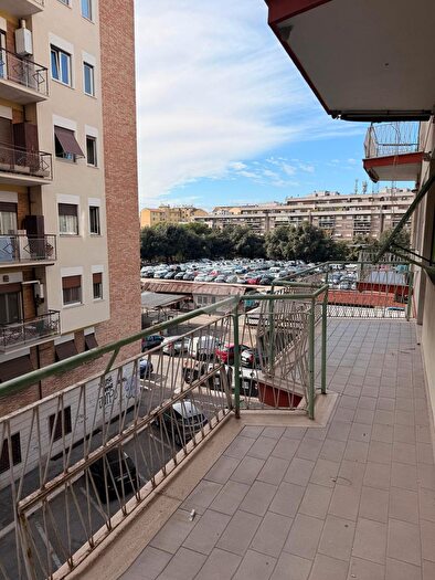 Appartamento trilocale in vendita in Via Castel Gandolfo, Roma