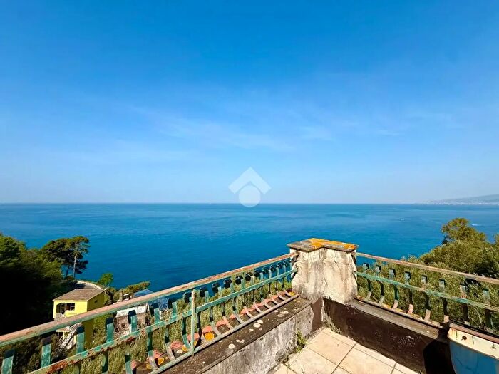 Casa con 10 locali in vendita in Via Scrajo, Vico Equense