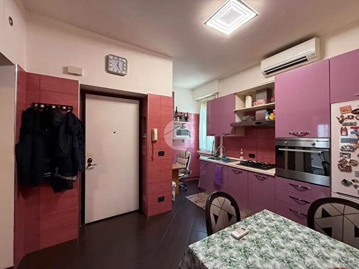 Appartamento trilocale in vendita in Via Giambellino, Milano