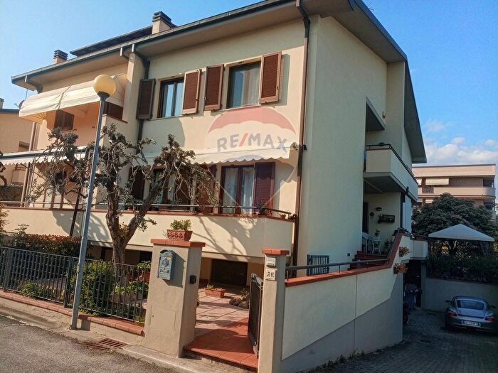 Casa con 8 locali in vendita in Massa E Cozzile
