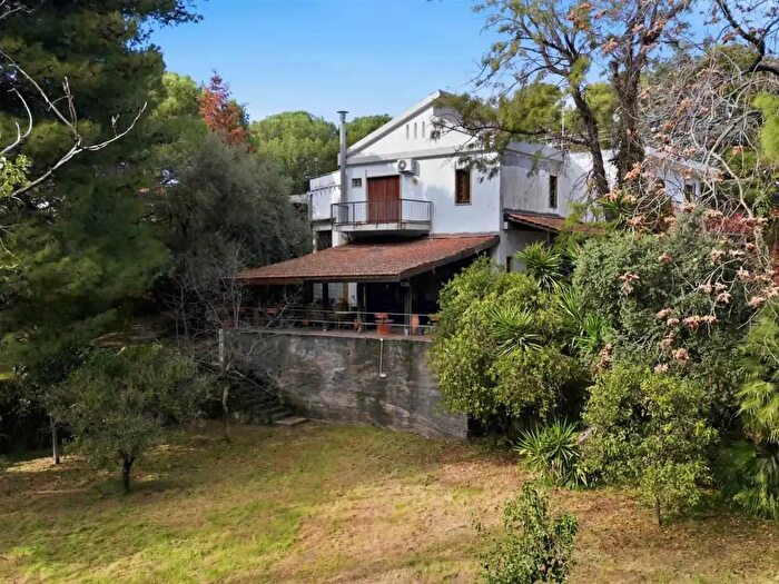 Casa con 13 locali in vendita in Via Tremestieri, Mascalucia