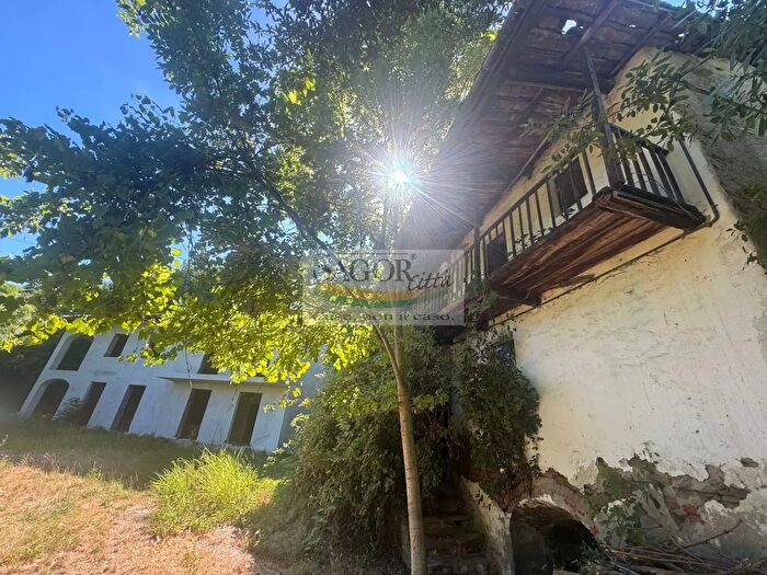 Casa con 10 locali in vendita in Via Costagrande, Roletto