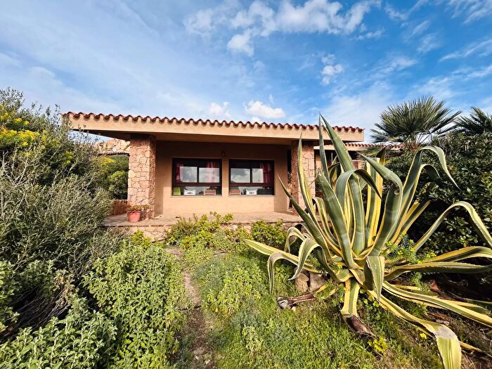 Casa con 6 locali in vendita in Trinità dAgultu e Vignola