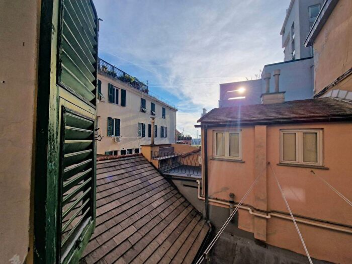 Appartamento quadrilocale in affitto in Via San Luca, Caricamento, Genova
