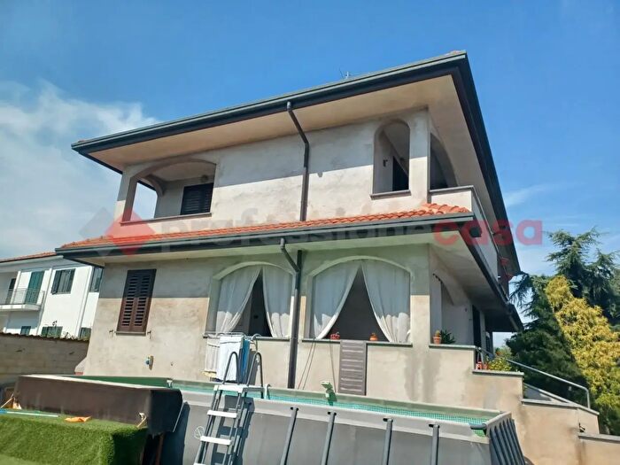 Casa con 11 locali in vendita in Via Piave, Buscate